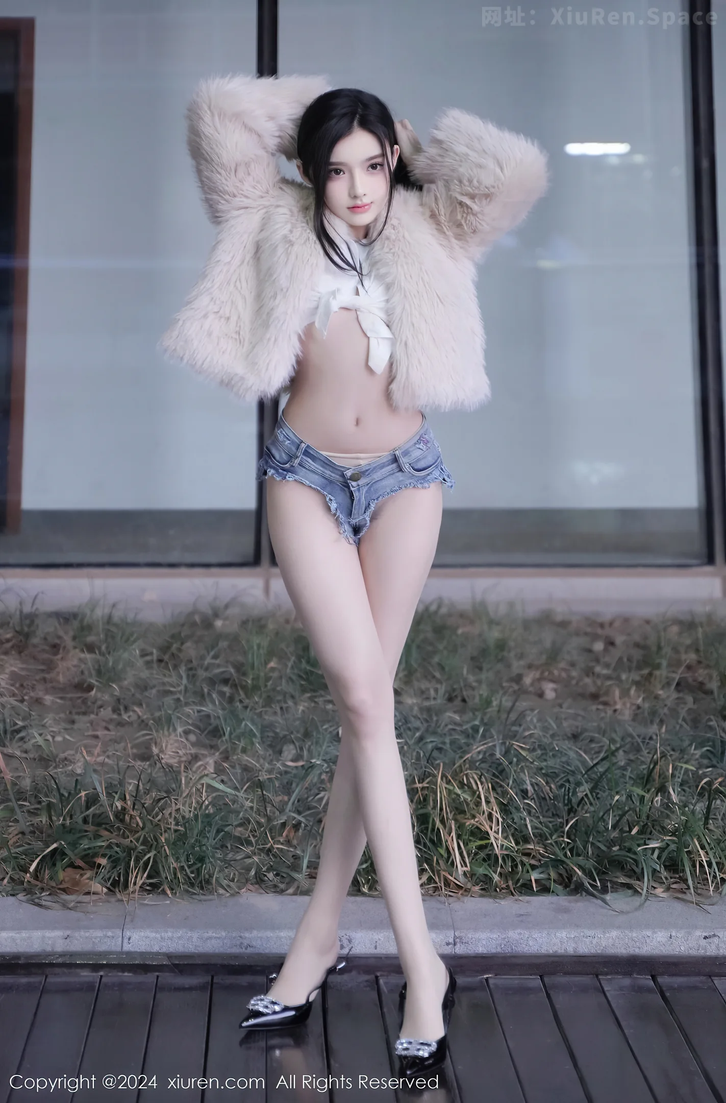 图片[3]-[XiuRen秀人网]VOL.8261 模特龙雪儿性感白色上衣配超短牛仔裤秀曼妙身姿撩人诱惑写真77P-秀人网官方网站